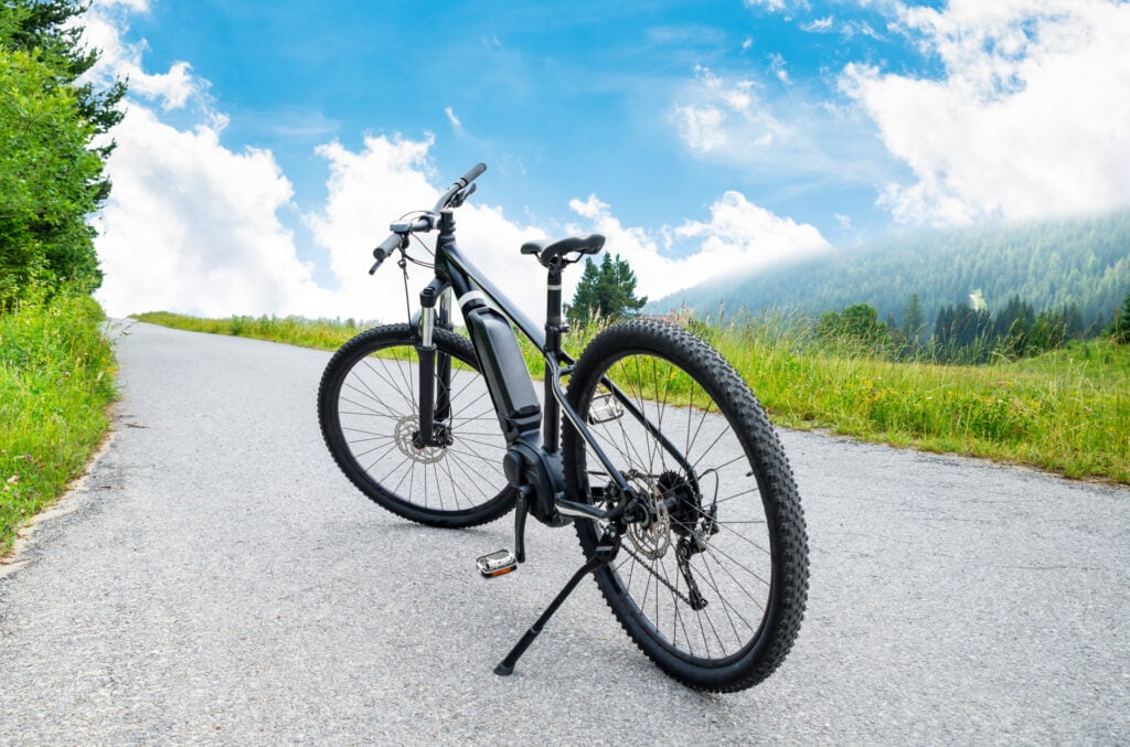 en el-cykel på en landevej